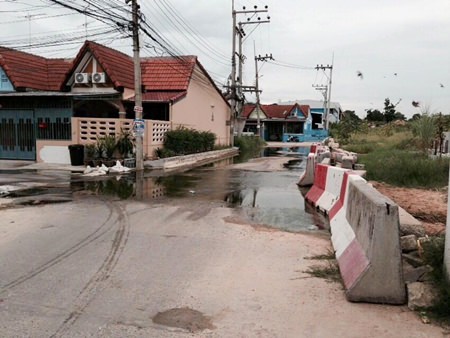 Wastewater from East Pattaya’s Eakmongkol Village 8 has been flooding nearby villages, causing an overwhelming smell. The developer has been told lay new wastewater pipes to fix the problem.
