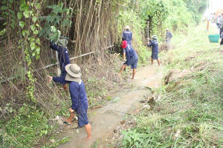 Pattaya Remand Prison inmates nearing release were brought in to help manually scoop out mud and debris from the drainage ditches and pipes.