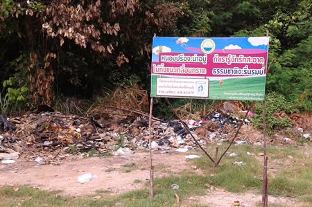 Signs have been installed in Nongprue Sub-district to try and prevent residents from littering.