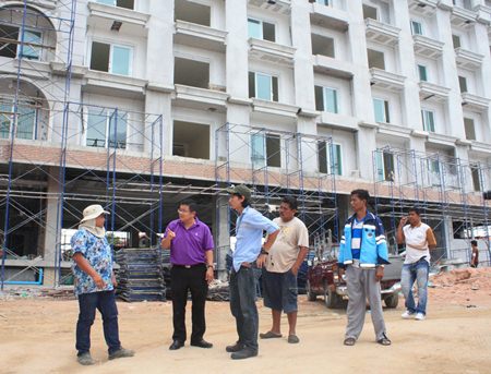 Deputy Mayor Verawat Khakhay (2nd left) lets head of operations Annan Chongko (left) know that residents nearby are being affected when it rains. Annan agreed to cooperate to find a way to resolve the problem.