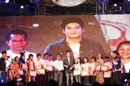 After the certificate ceremony, surprise guest, actor Teeradej “Alex” Methawarayuth, turned up to offer photo opportunities with the students.