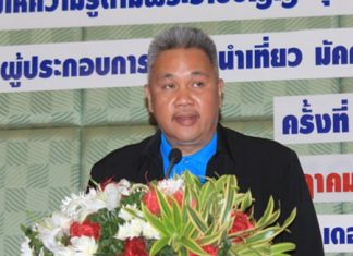 DASTA regional general manager Thaweepong Wichaidit lectures tour operators, guides, leaders, and business owners about prohibitions under the law, proper conduct for tourism businesses, and terms under which licenses can be suspended or revoked.