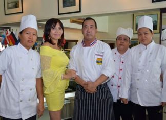 Linda (2nd left) proudly presents Chef Katsutoshi (Kato) Ishibashi (centre) and his well-trained assistants.