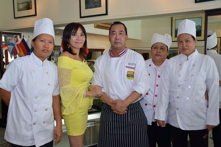 Linda (2nd left) proudly presents Chef Katsutoshi (Kato) Ishibashi (centre) and his well-trained assistants.