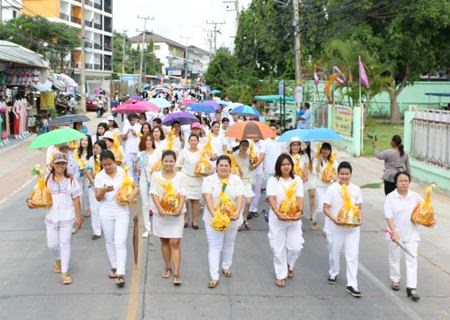 Over 1,000 residents took part in the Hae Thien activities, heading towards Wat Suttawas.
