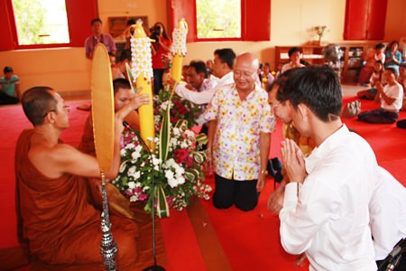 Pattaya School No. 9 still has close ties to Phothisamphan Temple and offered two large candles to monks there.