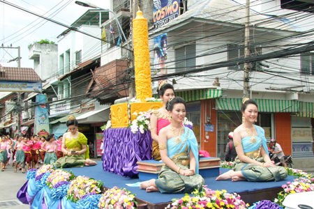 During the candle parade in Chonburi, Deputy Gov. Chawalit Saeng-Uthai said, “All candles are beautiful and made with heart, which all leads to charity and to respect our traditional religion in a Thai way.”