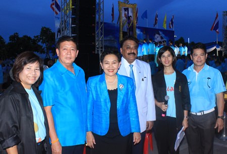 Volunteers from both the public and private sector work very hard, both behind the scenes and on stage, to bring the ceremonies to the public. (l-r) Miss Rangsima Chanchote from the Education Department Pattaya, Jirasak Jitsom, director of Pattaya School 11, Wannapa Wannasri, head of the Education Development Department Pattaya, Pratheep ‘Peter’ Malhotra, MD Pattaya Mail, Wirawan Somkuen from the education Department Pattaya and  PaitoonChanchang, deputy director of Pattaya School 11.