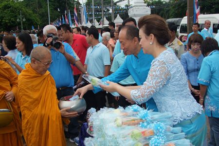 Gov. Khomsan Ekachai leads the early morning merit-making ceremony with wife Busarawadee and large numbers of the province’s residents in Chonburi.
