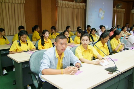 Chonburi officials brought together social-service organizations to help build a children and youth’s network in the province.