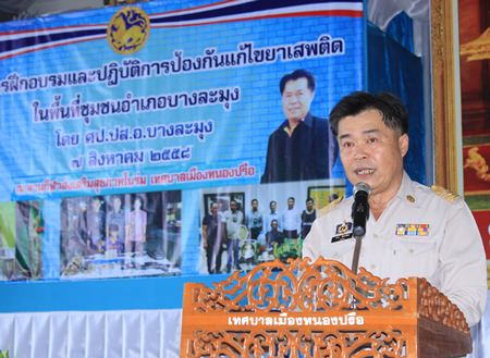 Banglamung District Chief Chakorn Kanjawattana opens the proceedings, gathering community leaders, military personnel, and students to create a united front against drug abuse.