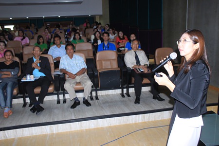 Dr. Pavinee Teerakarunwong of Regional Health Promotion Center 3 in Chonburi leads the workshop.