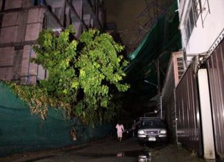 Following heavy rain, light posts and metal scaffolding crumpled in North Pattaya, causing property damage but no injuries.