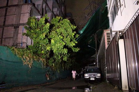 Following heavy rain, light posts and metal scaffolding crumpled in North Pattaya, causing property damage but no injuries.