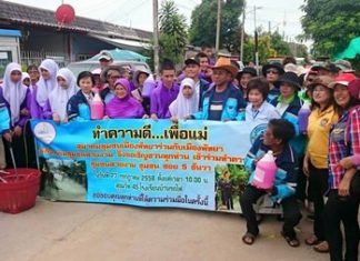 Community President Surin Yimyai led more than 50 people on the scrubbing of Sukhumvit Soi 45 and the Baan Rotfai School area.