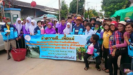 Community President Surin Yimyai led more than 50 people on the scrubbing of Sukhumvit Soi 45 and the Baan Rotfai School area.