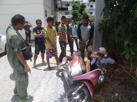 The robbing thugs are brought to the scene to reenact the crime.