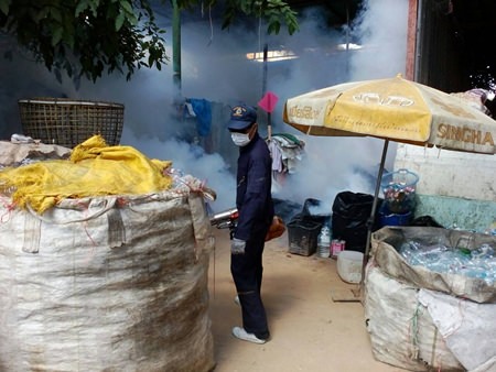 Pattaya Health Department sent out workers to spray insecticide to kill off dengue fever-carrying mosquitoes on Khopai Sois 13-14 and Soi Eaungfa.