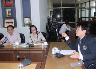 Deputy Mayor Ronakit Ekasingh (right) chairs a meeting to announce the upcoming workshop on how to provide better service and reduce complaints in the tourism industry.