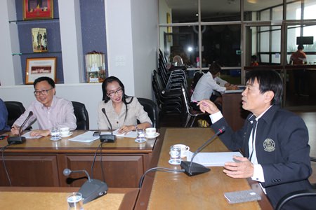 Deputy Mayor Ronakit Ekasingh (right) chairs a meeting to announce the upcoming workshop on how to provide better service and reduce complaints in the tourism industry.