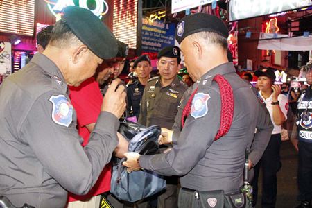 Officers from the Pattaya Tourist Police and personnel from the 14th Military Circle inspected 40 hot spots in Pattaya, with special focus on high-traffic tourist areas. Metal detectors were used by police and soldiers, but no illegal objects were found.