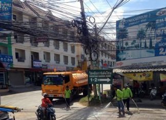 Nongprue Division of Sanitary Works sent out a crew to wash and sweep away sand left by heavy construction vehicles using Soi Khao Noi.