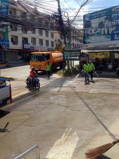 Nongprue Division of Sanitary Works sent out a crew to wash and sweep away sand left by heavy construction vehicles using Soi Khao Noi.
