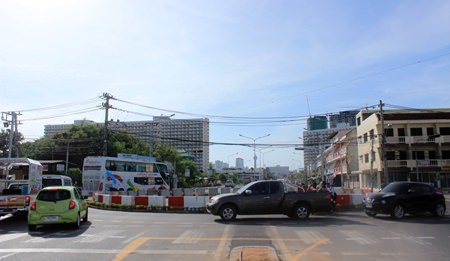 A roundabout was recently installed in the center of the Bunkanchanaram intersection with Pattaya Second Road, hoping to ease traffic and make the road safer.