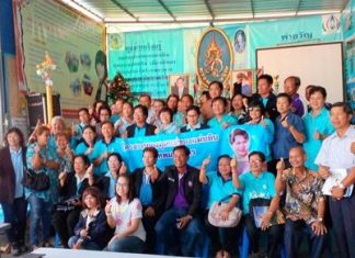 Members of the Soi Kophai Community pose for a group photo after teaching Bangkok students how to make chili pastes and other traditional dishes to create extra income.