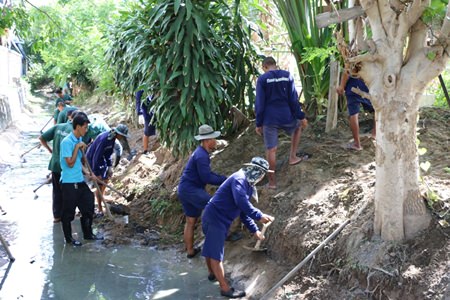 Nongprue residents honored HM the Queen for her birthday by cleaning out a crucial flood-control canal.