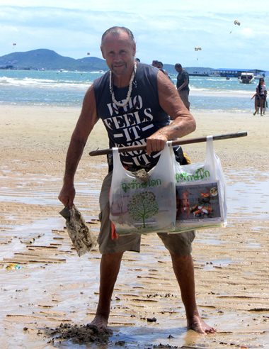 Noted Pattaya beach guardian Gerry Rasmus was happy to come along and lend a helping hand.