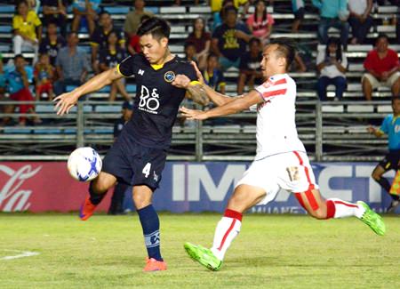 Thai Honda’s Poramat Krongborisoot (right) puts in a challenge as Pattaya United’s Supanan Bureerat (right) prepares to shoot on goal during the second half of their Thailand Football League Division 1 fixture at the Nongprue Stadium in Pattaya, Sunday, August 2. (Photo courtesy Thai Honda FC)