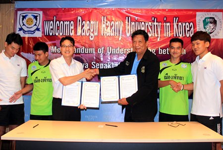 Councilor Praiwan Aromchuen (3rd right), the President of the Chonburi-Pattaya Sepak Takraw Team, signs an MOU with  Li Yong Ik (3rd left), coach of the Division of Sports & Medicine at Daegu Haany University, South Korea, during a meeting held at Pattaya City Hall, July 30.