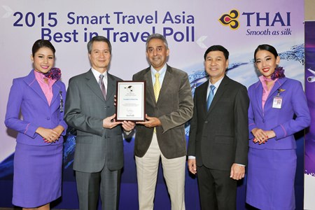 THAI President Charamporn Jotikasthira (second from left), accepts the awards from Vijay K. Verghese (third from left), Editor and Director of Smart Travel Asia. THAI Vice President, Aviation Resources Development Department, Captain Chuchart Jantabutara (fourth from left) was present at the ceremony.