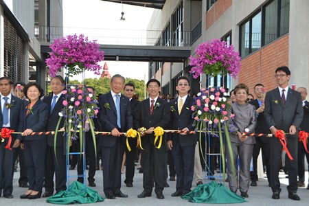 Executives, including Phornthep Phornpraphan - President and CEO of Siam Motors Group; Somkit Lertpaitoon - Rector of Thammasat University; and Kazutaka Numbu -President of Nissan Motors (Thailand) Co., Ltd. cut the ribbon to officially open the new engineering buildings.