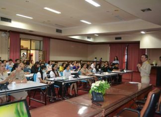 City Manager Wuttipol Charoenpol (right) explains the new system to city hall staff.