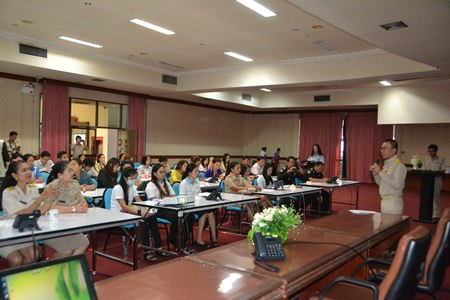 City Manager Wuttipol Charoenpol (right) explains the new system to city hall staff.