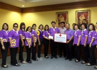 The Banglamung Red Cross collected money from friends and supporters, which eventually added up to 214,000 baht, which they donated to Nongprue Mayor Mai Chaiyanit to use for the Glory Hut Foundation.