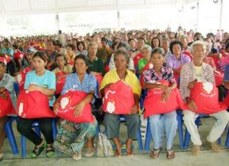 The Miracle of Life Foundation, under direction from HRH Princess Ubolratana, donated 500 bags of disaster-relief supplies for Bo Thong District residents hit by drought.