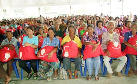 The Miracle of Life Foundation, under direction from HRH Princess Ubolratana, donated 500 bags of disaster-relief supplies for Bo Thong District residents hit by drought.