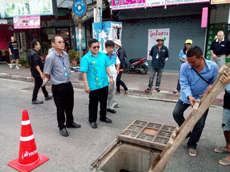 Deputy Mayor Verawat Khakhay and a team of engineers inspect the current drainage system in South Pattaya. (Photo by Urasin Khantaraphan).