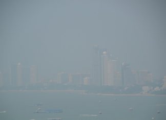 Visibility became quite poor after Vamco left town, leaving heavy mist and pollution lingering over the city.