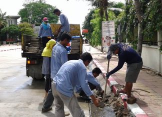 Maintenance workers at the Dusit Curve begin cleaning out drains on a job that will continue along Beach Road all the way down to Walking Street.
