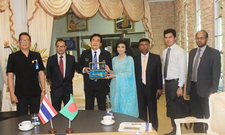 Deputy Mayor Ronakit Ekasingh presents the ceremonial key to Pattaya City, to Bangladesh’s ambassador to Thailand Her Excellency Saida Muna Tasn’eem.