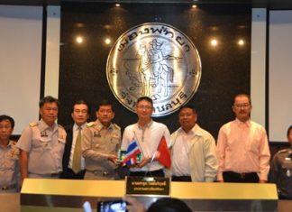 (From 2nd left to 2nd right) Banglamung District Chief Chakorn Kanjawattana, Deputy Mayor Ronakit Ekasingh, Chonburi Deputy Governor Chaowalit Sang-U-Thai, China’s Chargé D’affaires and Consul General Zhu Wei Thong, Deputy Director General of Department of Tourism Phromchot Triwej, and Thai-Chinese Tourism Association President Thanarong Cheewansiri present a ceremonial key to the city.