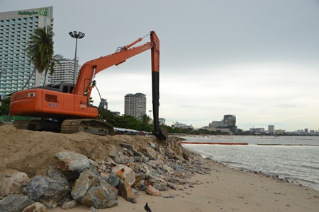 Reconstruction of Pattaya Beach has been postponed indefinitely after the city again was unable to procure sand to refill and expand the shoreline.