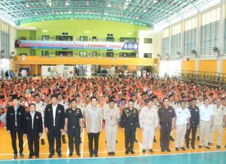 Chonburi officials handed out the first allotment of vests and identification cards to 478 Pattaya motorbike taxi drivers.