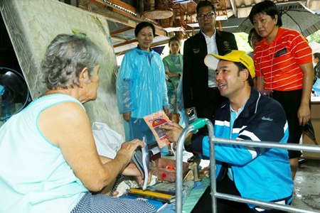 Mayor Itthiphol Kunplome Pattaya visits residents in the Soi 5 Tanwa community after tropical storm Vamco battered the city.