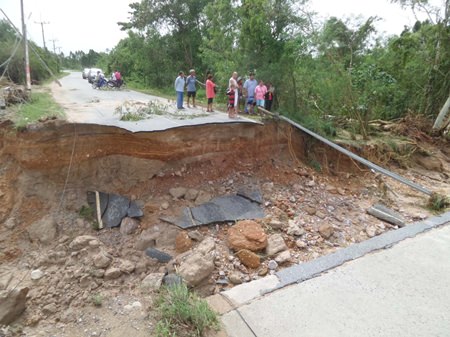 A large sinkhole developed near a bridge leading out to Highway 331, approximately 500 meters from the Huay Yai Police Station.