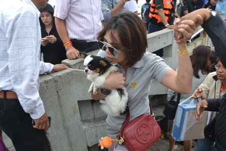 Holding on to her little baby, the lady tourist is helped disembark from the rescue boat. (Photo by Urasin Khantaraphan)
